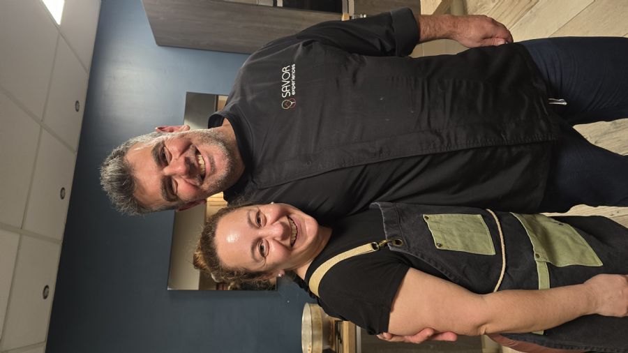 קוסטס השף ורעייתו אגת'י